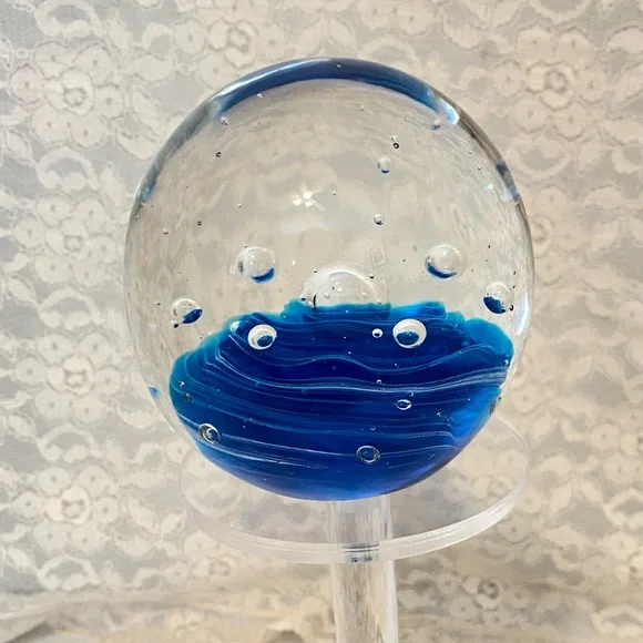 Paper weight. Handblown with controlled bubbles. - Picture 2 of 4